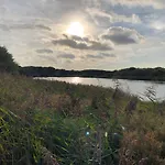 De luxe kamer met veel faciliteiten dichtbij strand en natuurgebied